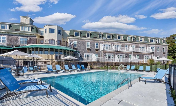 Jamestown Condo | Discover Comfort at Wyndham Bay Voyage Inn's Queen Suite