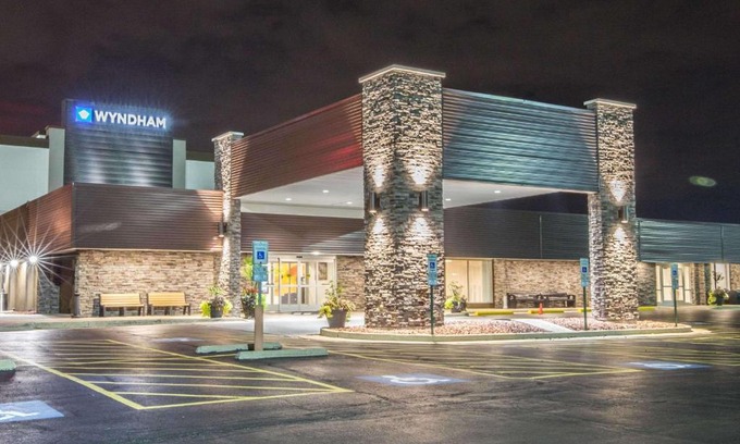 Des Plaines Hotel | Convenient Wyndham Chicago O'Hare: Family-Friendly & Accessible