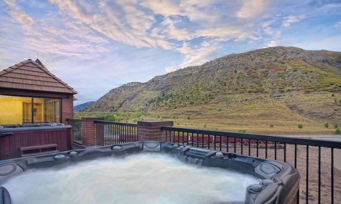 Historic Downtown Durango Condo | Wyndham Durango: 1BR King Suite with Balcony & Spa Amenities