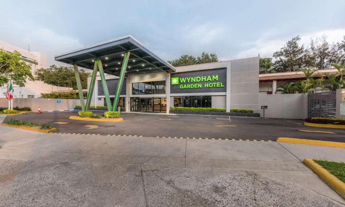Zona Expo Hotel | Pet-Friendly Wyndham Garden Guadalajara with Ocean Views