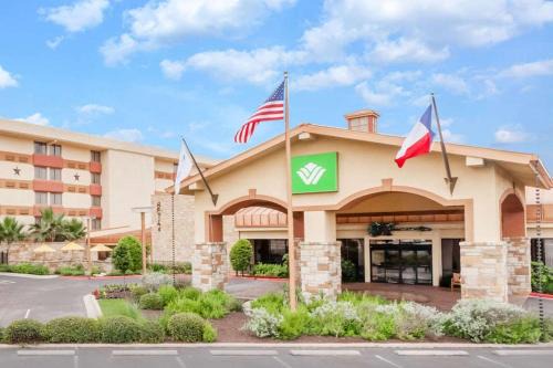 Parker Lane Hotel | Pet-Friendly Retreat at Wyndham Garden Hotel Austin