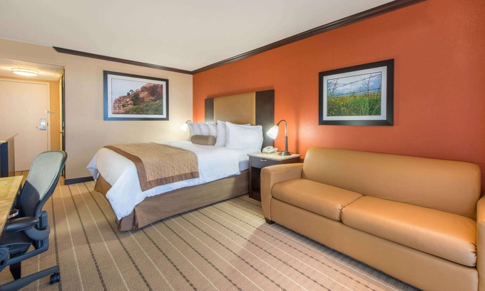 Wheatland Hotel | Convenient Wyndham Garden Oklahoma City: Pool, Spa & More
