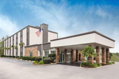 Summerville Hotel | Cozy Wyndham Garden Summerville: Oceanfront & Pet Friendly