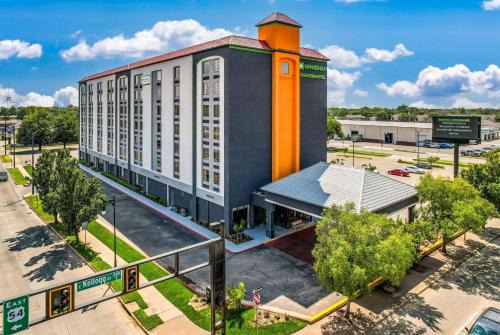 Wichita Hotel | Pet-Friendly Stay at Wyndham Garden Wichita Downtown