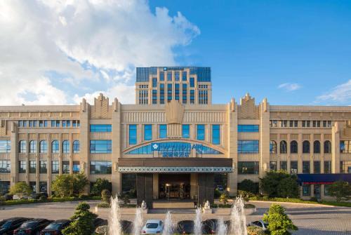 Xiaoshan Hotel | Inviting Wyndham HangZhou East with Pool and Family Amenities