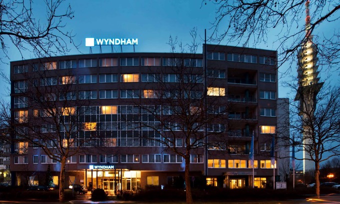 Gross Buchholz Hotel | Discover the Wyndham Hannover Atrium with Pool & Dining