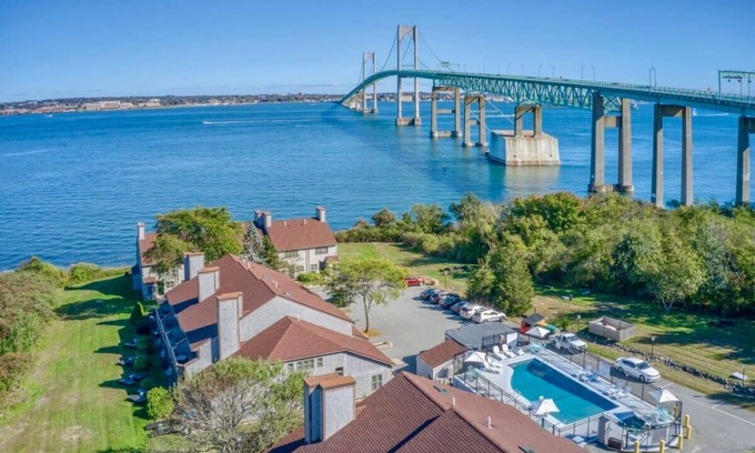 Jamestown Condo | Inviting Wyndham Newport Overlook with Oceanfront Amenities