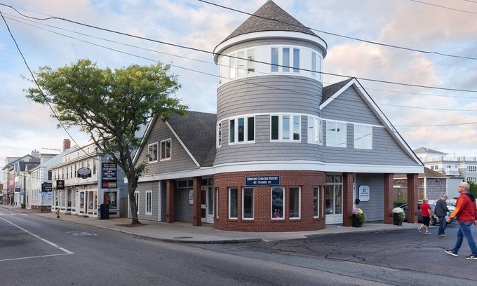 Yachting Village Condo | Wyndham Onshore: Your Harbor Getaway with Pool & Breakfast