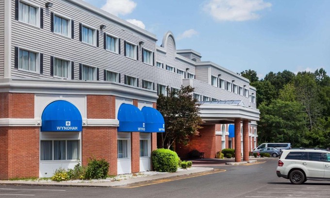 Southbury Hotel | Stylish Wyndham Southbury with Pool & Pet-Friendly Amenities