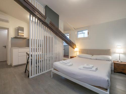 Certosa Apartment | Stylish Xenia Apartments - Cozy Penthouse in Fiera Area