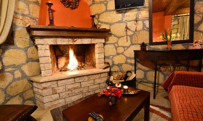 Synikia Mesi Trikalon House | Elegant XENIOS ZEYS: 4-Star Retreat with Hot Tub & Breakfast