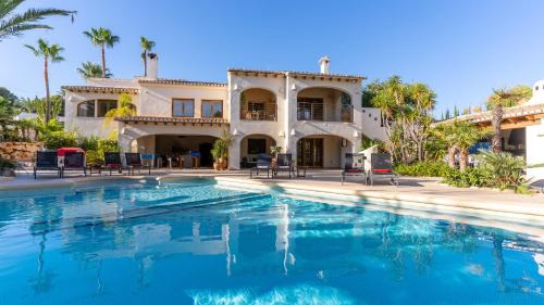Pinar del Advocat Villa | Elegant Xenofilia Villa: Pet-Friendly & Family-Ready Retreat
