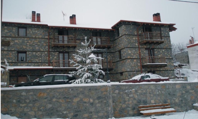 Aghios Athanasios Apartment | Discover Xenonas Pantheon: Family-Friendly Retreat with Hot Tub