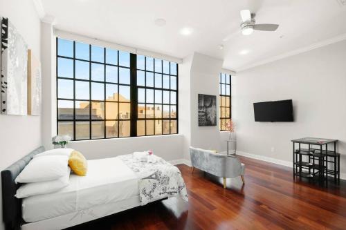 Olde Kensington Apartment | Stylish Flat with Rooftop Pool, Gym & Pet-Friendly Comfort