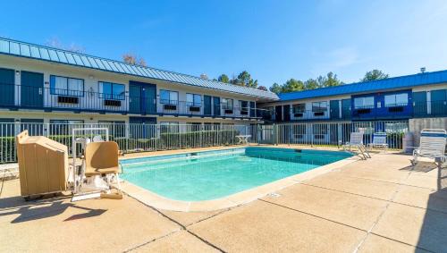 Marshall Hotel | Pet-Friendly Xpress Inn & Extended Stay with Pool Access