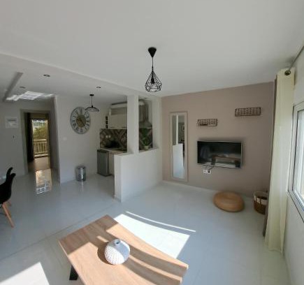 Xylokastron Apartment | Cozy Xylokastro Apartment - Rated 9.5/10 & Family Friendly