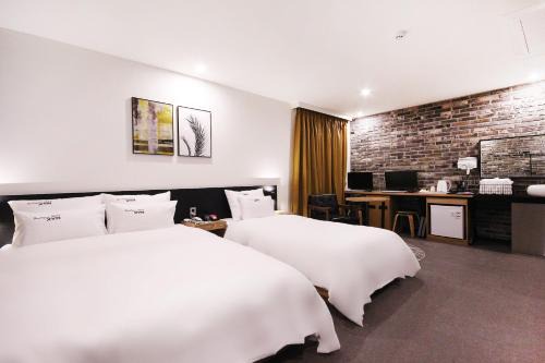 Pohang Hotel | Family-Friendly Getaway at XYM Hotel Mundeok with Hot Tub