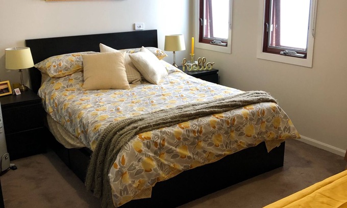 Glen Waverley Bed & Breakfast | Elegant 5-Star Room with Pool & Kitchen Amenities