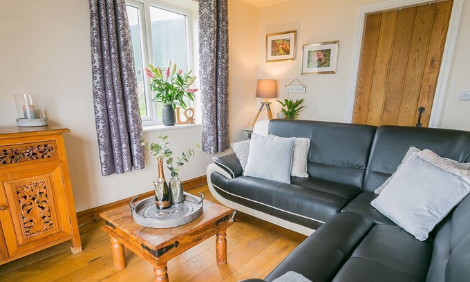 Cylch-Y-Garn Cottage | Cozy Y Beudy: Sea View Retreat for Couples and Pets