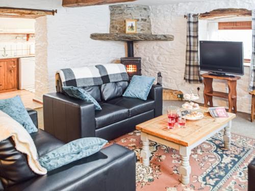 Llanybydder House | Discover Y Beudy: Pet-Friendly Retreat with Hot Tub