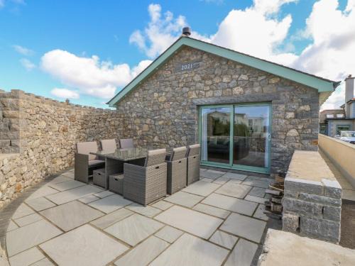 Rhosybol House | Y Bwthyn: Pet-Friendly Retreat with 10/10 Guest Rating