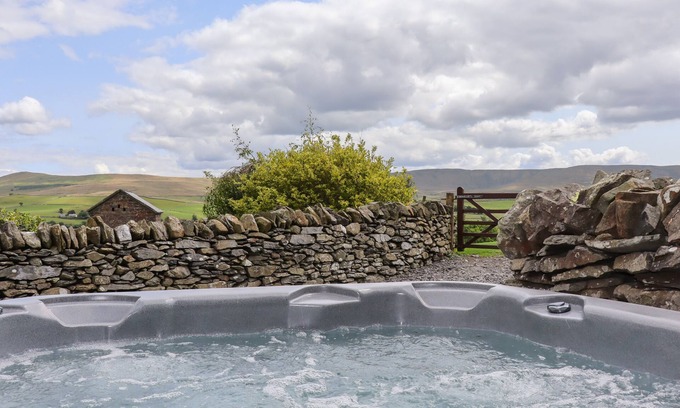 Betws-Y-Coed Cottage | Relax at Y Bwthyn with Oceanfront Views and Spa Access