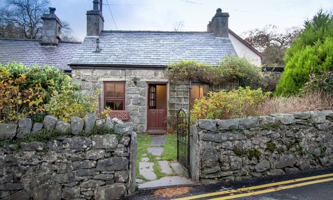Llanberis Cottage | Y Bwthyn Llanberis: Family-Friendly Two Bedroom Retreat