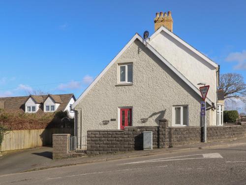 Newport House | Explore Y Bwthyn: Pet-Friendly Retreat with 9.7/10 Rating