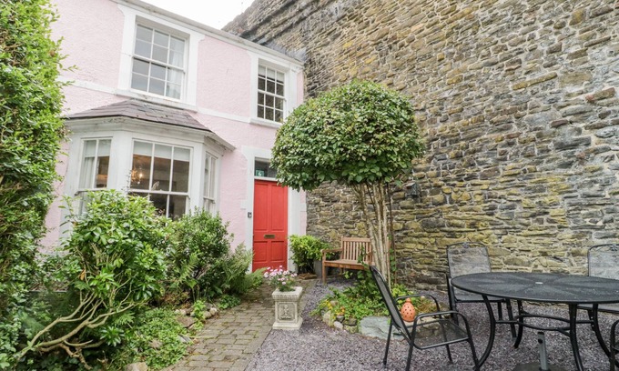 Conwy Cottage | Pet-Friendly Y Bwthyn Pinc: Character Holiday Cottage in Conwy