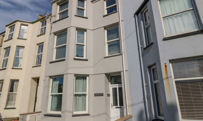 Criccieth Apartment | Y Castell Apartment 1: Romantic Cottage with Ocean Views