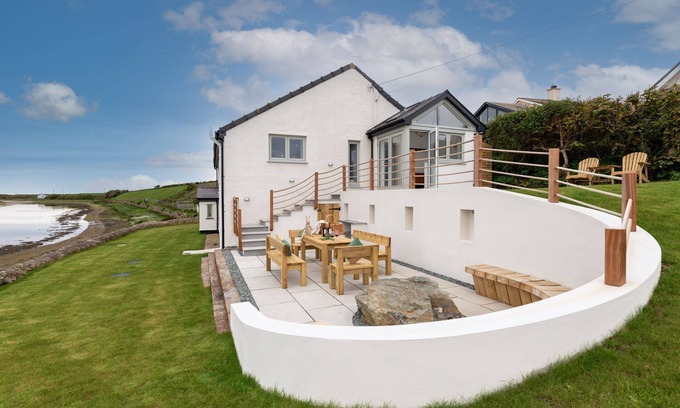 Malltraeth House | Beachfront Getaway: Y Cei with Family-Friendly Amenities