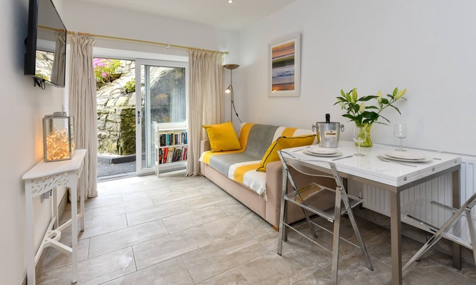 Llanbedrog Apartment | Pet-Friendly Y Cwtch: Cozy One Bedroom Apartment for Two