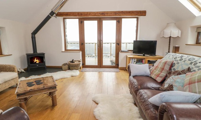 Machynlleth House | Experience Y Daflod: 4-Star Excellence with 10/10 Reviews