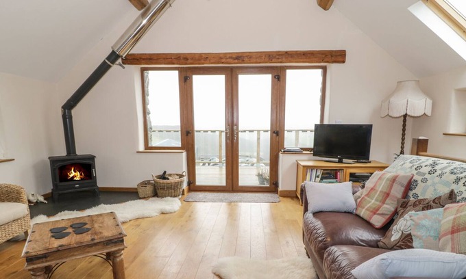 Machynlleth House | Y DAFLOD, with open fire in Machynlleth