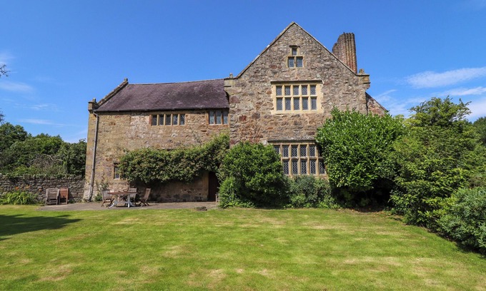 Pontblyddyn House | Pet-Friendly Y FFERM: Character Cottage in Pontblyddyn