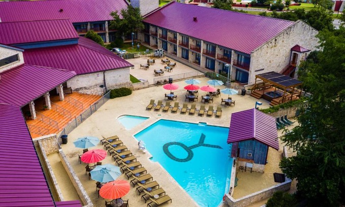 Kerrville Hotel | Pet-Friendly Y O Ranch Hotel with Oceanfront Pool Access