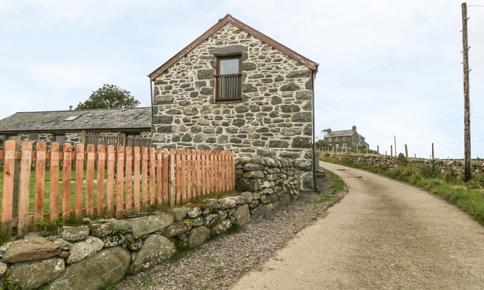 Criccieth Cottage | Y STABAL: Cozy Pet-Friendly Holiday Cottage in Criccieth