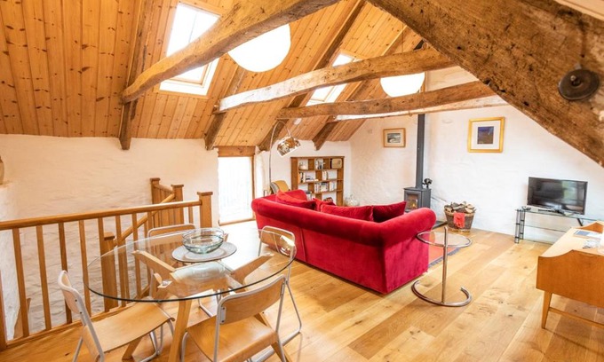 Cardigan House | Y Stabl: Cozy Retreat for Two with Pet-Friendly Perks
