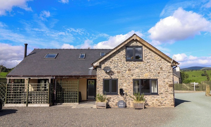 Oswestry Cottage | Family-Friendly Y Stabl: Top-Rated Stay in Llanrhaeadr