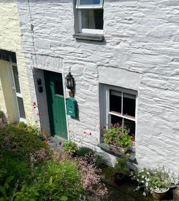 Rosebush House | Relax at Y Teras – Pet Friendly with Hot Tub & Breakfast