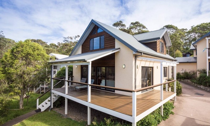 Dalmeny House | Beachside Bliss at Yabbarra Sands - Guest Rated 9.8/10