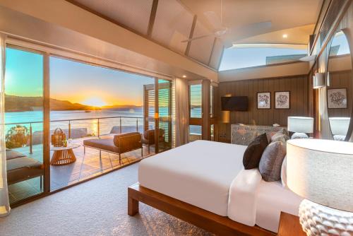 Hamilton Island Villa | Relaxing Yacht Club 33 Serenity House with Ocean Views