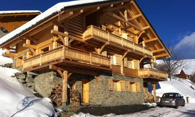 Montgellafrey Ski Chalet | Ideal Yakush Chalet for 12 Near Center with Spa & Lake View