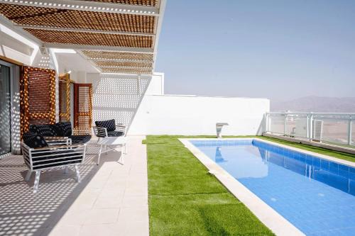 Eilat Apartment | Discover YalaRent Suff Mountains: Garden Apartment with Pool