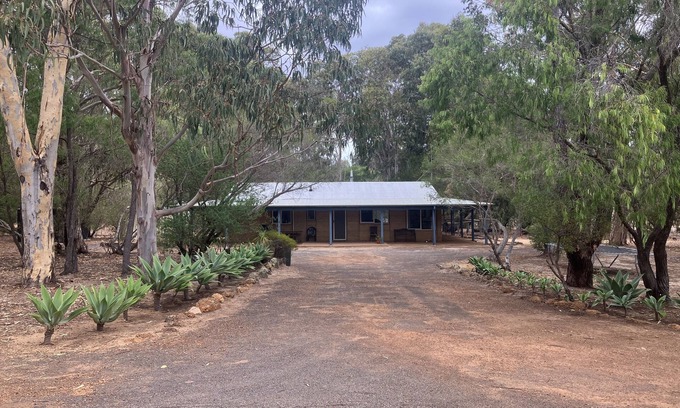 Yallingup Cottage | Pet-Friendly Yallingup Bush Cottage with Great Amenities