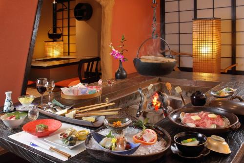 Yumoto-naka-yashiki Hotel | Relax at Yamayuri no Yado with Inviting Hot Tub Amenities