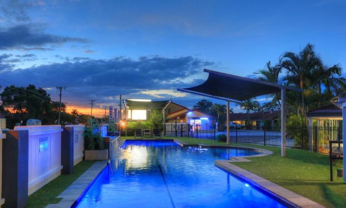 Yamba Hotel | Welcoming Yamba Motor Inn: 4-Star Stay with Pool & Kitchen