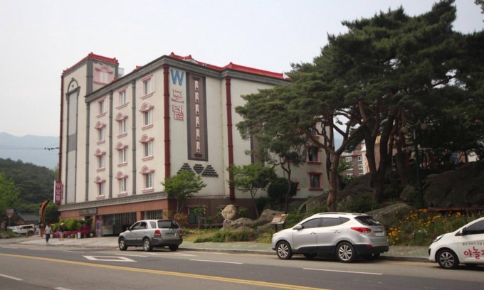 Yangsan Hotel | Eco-Friendly Stay at Yangsan Tongdosa W with Breakfast