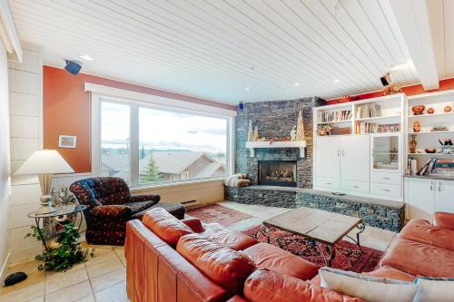 Big White Ski Resort House | Discover Yankee Sno-Home: Pet-Friendly Retreat with Hot Tub