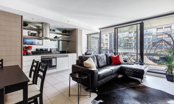 Abbotsford Apartment | Yarra Mirage: Urban Chic Meets Cozy Retreat with Spa & Pool